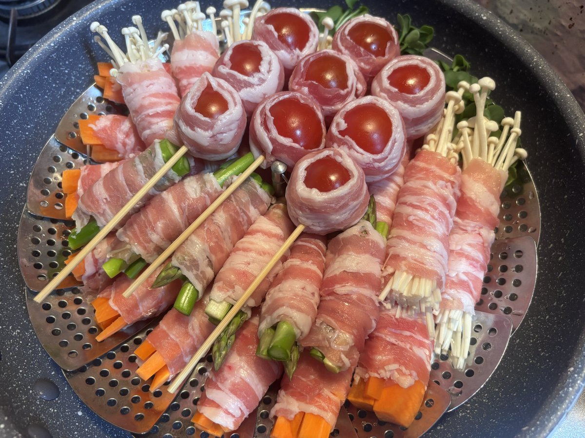 vvarare's tweet photo. 実家帰宅後のコラ飯
☆豚肉の野菜巻き蒸し
☆スイートサラダパプリカのツナマヨ詰め
☆トマトのキノコの味噌マリネ
☆焦がしとうきびと塩昆布の醤油バターご飯
☆しめ鯖(ばーちゃん作) https://t.co/drPsDmKlye