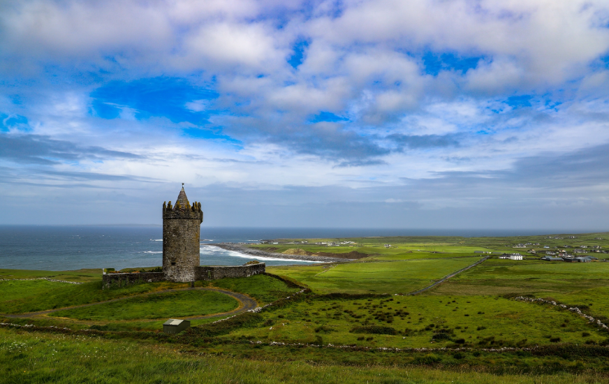 IloveDoolin's tweet photo. Perched above the wild Atlantic coastline, Doonagore Castle never fails to impress 💚✨

A true Doolin landmark and one of the most photographed spots along the coast. If you’ve captured special moments during your time in Doolin, make sure to tag us! 📸

📸 @coxwellphotography https://t.co/M6c3R4VfP6