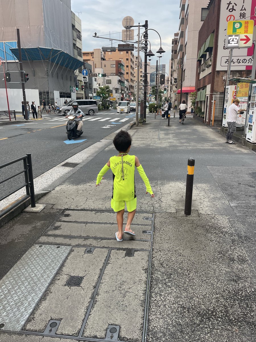 misumi_srs's tweet photo. 幼稚園児の時は視覚優位＆多動傾向で忍者の如く消える孫を案じお得意の裁縫で誰よりも目立つようにとばあちゃんが作ってくれた全身蛍光イエローコーデ
正に《三つ子の魂百まで》
小学三年のお兄さんになった今でも人混みに行く時は大好きな全身蛍光イエローコーデで意気揚々…消えても秒で見付かる https://t.co/lNcDs43GdK