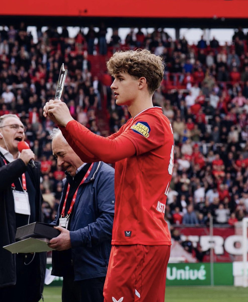WFCGRONINGEN's tweet photo. Ruud #Nijstad heeft getekend voor +2 jaar ⏳✅

FC #Twente probeert het vandaag te communiceren 

Afwachten of Nijstad definitief bij FCT blijft deze zomer 

Het 18 jarige 🇳🇱 linksbenige talent heeft iig getekend! https://t.co/1iU2leH21w