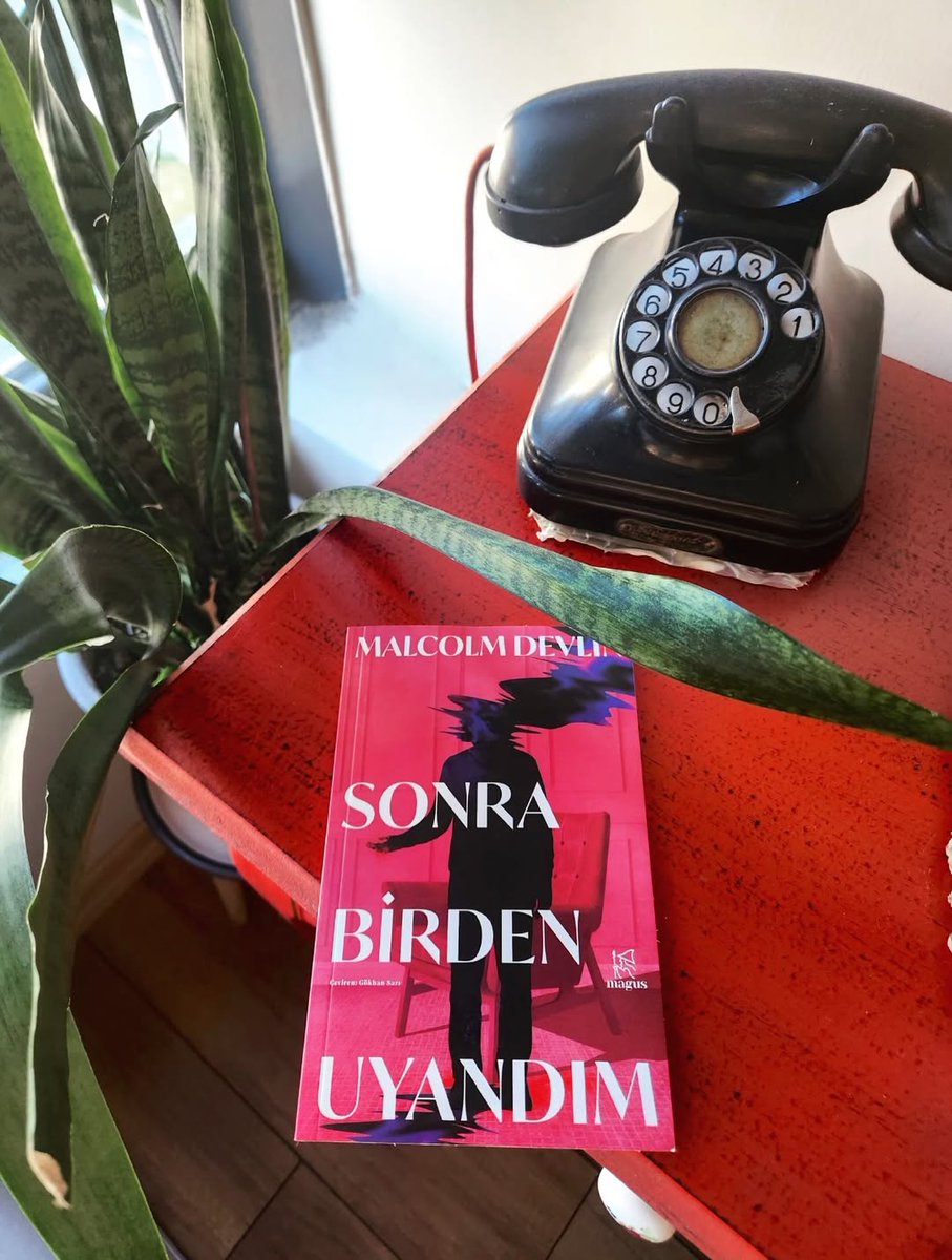 MagusKitap's tweet photo. “Sanırım Peter hikâyelerin ne denli bulaşıcı olabileceğini idrak etmişti. Tarih, bir tarafı diğerine karşı bilemek üzere yontulmuş uzun bir hikâyeler silsilesidir.”

Malcolm Devlin, Sonra Birden Uyandım’da sahte anlatıların gücü ve bizi nasıl birbirimize düşürebildiğine dair derin ve çok katmanlı bir hikâye anlatıyor.  

#MagusKitap #SonraBirdenUyandım #AndThenIWokeUp #MalcolmDevlin #Roman #SpekülatifKurgu #Edebiyat
