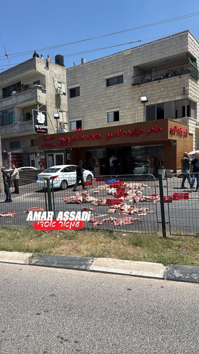 Mahamed45049766's tweet photo. מאהר עוואדה. כפר כנא.
דרשו ממאהר פרוטקשן. לא הסכים לשלם.
שרפו לו את הרכב. לא הסכים לשלם.
רססו לו את הבית. לא הסכים לשלם.
רססו לו את החנות. לא הסכים לשלם.
ביקש עזרה מהמשטרה. נאדה.
בצעד חריג, זרק את כל הסחורה ברחוב כדי להעביר מסר לעבריינים:
תאכלו ותשבעו ותפסיקו לפגוע בחפים מפשע. https://t.co/4QLxWsCvRX