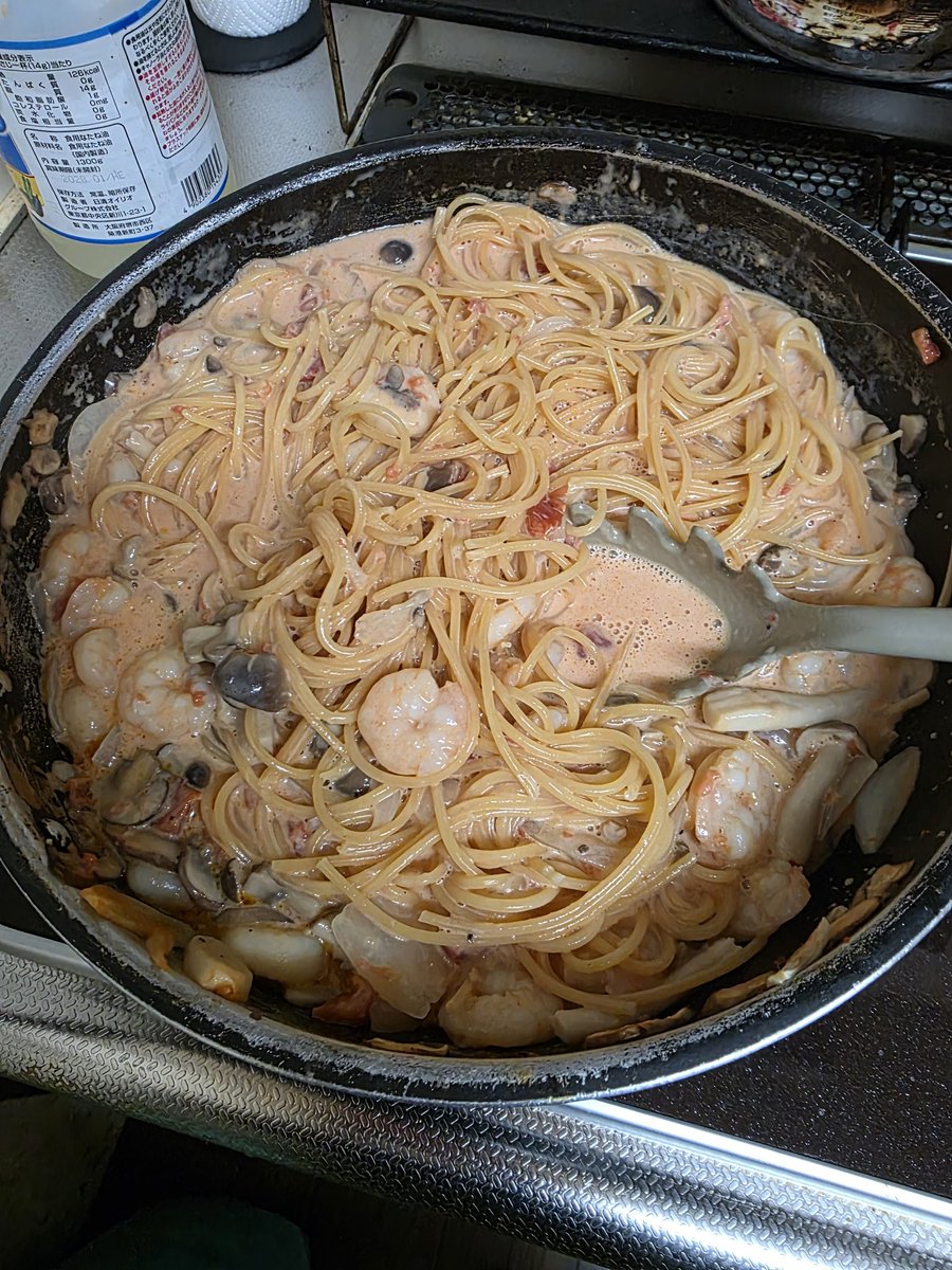 Ligvolt_'s tweet photo. 相方と実家でお料理。
トマトクリームパスタと
柚子風味のサラダ？さん https://t.co/tPeC9D2K4R