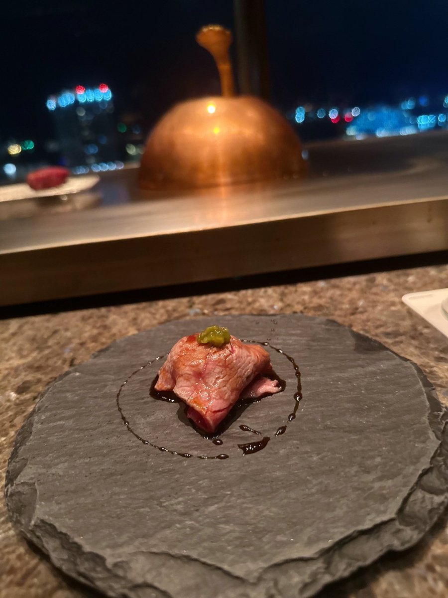 Afficus01's tweet photo. 誕生日旅行最後の夜飯は鉄板焼きに来た！今回泊まったホテルも、そこから見える景色もガチ最高すぎたし、彼女にもプレゼント渡せたし、絶対ヤッたらまずいところでセッ◯スしまくったりで、好き放題楽しみ尽くした最高の旅行やった！充分遊び尽くしたから明日から年間1億目指して仕事してくかー🔥 https://t.co/JKjEISUHH0