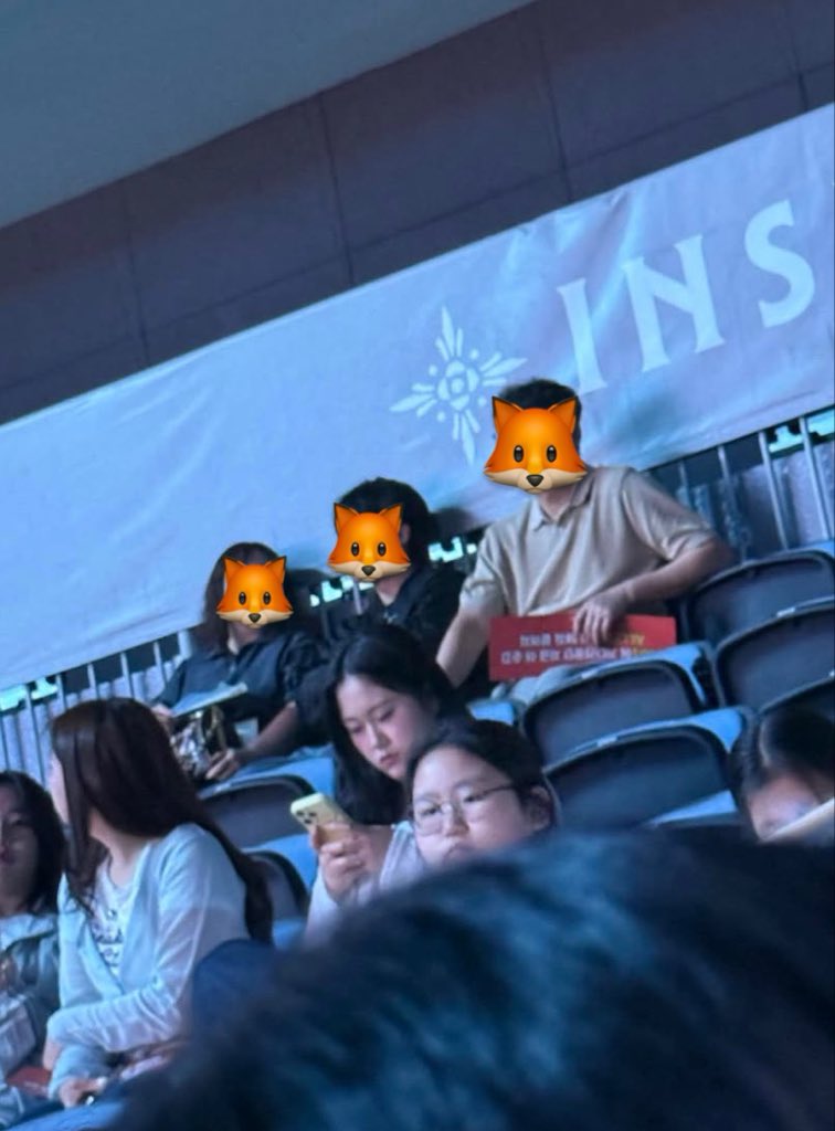 junseompreg's tweet photo. junseo’s family came to the fancon!! 🥹 https://t.co/NEOlXcsM02