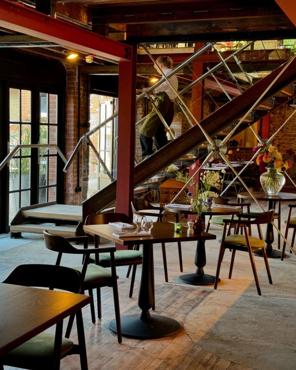 TaylorsClassics's tweet photo. #FlashbackFriday to The Maltings, Weybourneโจ
A unique destination combining stunning accommodation & exceptional dining. We're proud to have supplied furniture to the restaurant, including Ben700 chairs, oak & marble tops, tulip bases + Alice chairs ๐
https://t.co/g3czWloMig https://t.co/O7oWf9r0oH