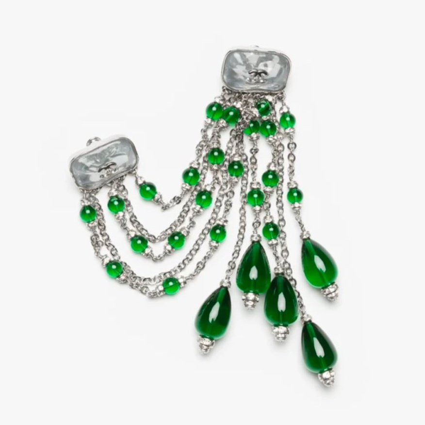 cremejrulee's tweet photo. The sense to wear this brooch on the collar and make it look like a necklace... Renjun, the fashion genius you are https://t.co/pEzV4uDHjb