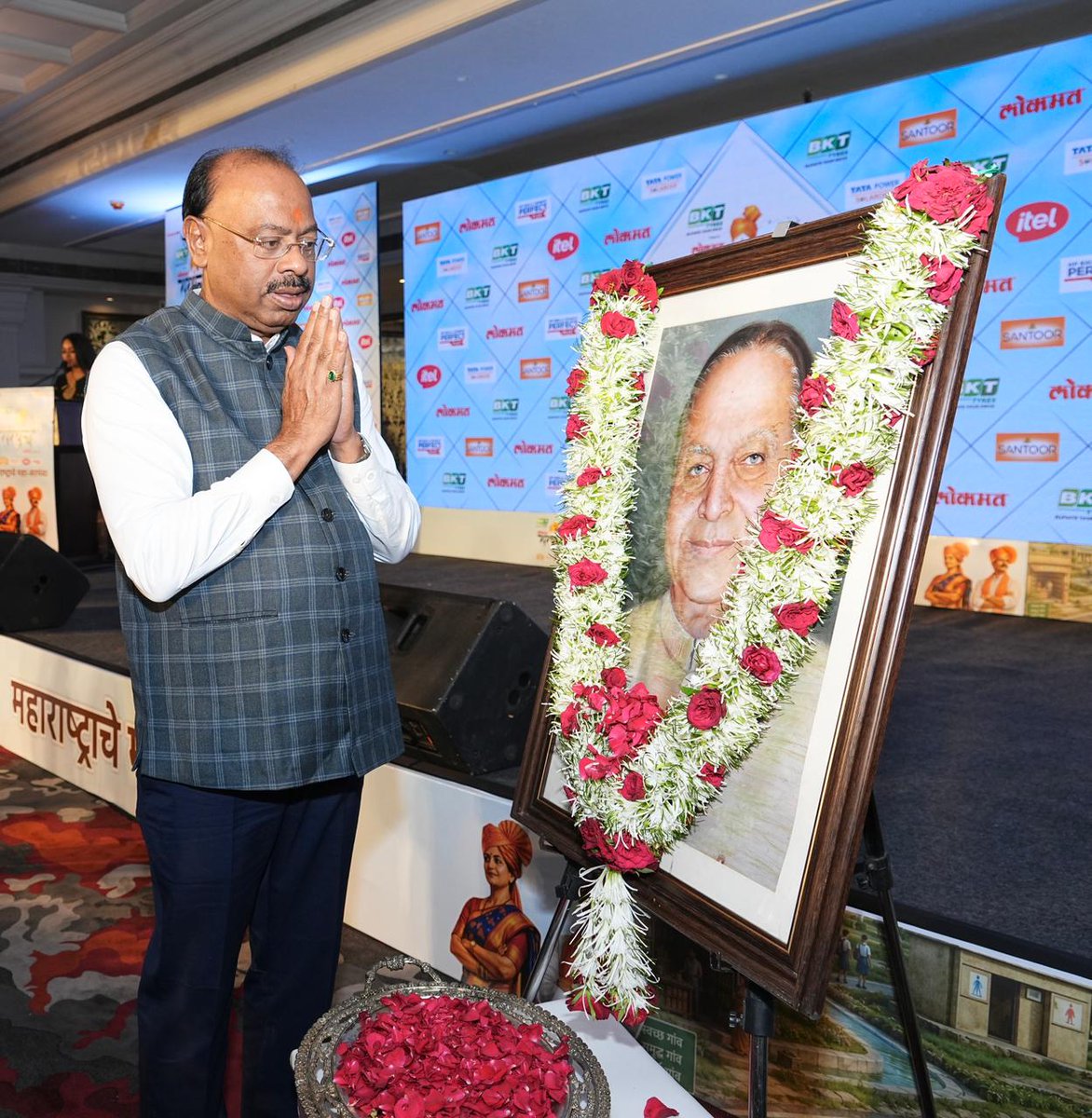 cbawankule's tweet photo. लोकमत वृत्तपत्र समूहाच्यावतीने नागपूर येथे ‘लोकमत सरपंच अवॉर्ड्स’ उल्लेखनीय कार्य करणाऱ्या सरपंचांचा सन्मान माझ्या हस्ते करण्यात आला. १/३ https://t.co/Tm28dgFbyD