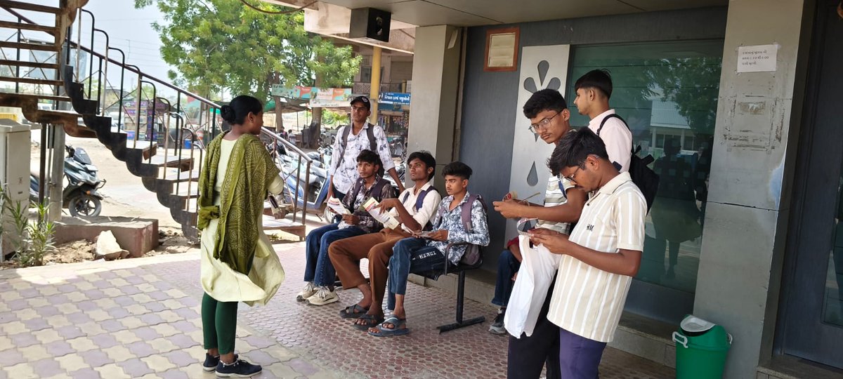 rtomehsana's tweet photo. રોડ સેફ્ટી અંતર્ગત આરટીઓ મહેસાણા ટીમ દ્વારા તારીખ 11/06/2026 ના રોજ વિસનગર આઈટીઆઈ ચોકડી ખાતે આઈ.ટી.આઈ ના તાલીમાર્થીઓને લાયસન્સ તેમજ ટ્રાફિકના નિયમો બાબતે સમજણ આપી અને પેમ્પલેટ વિતરણ કરવામાં આવ્યા. https://t.co/giA25nMR1K
