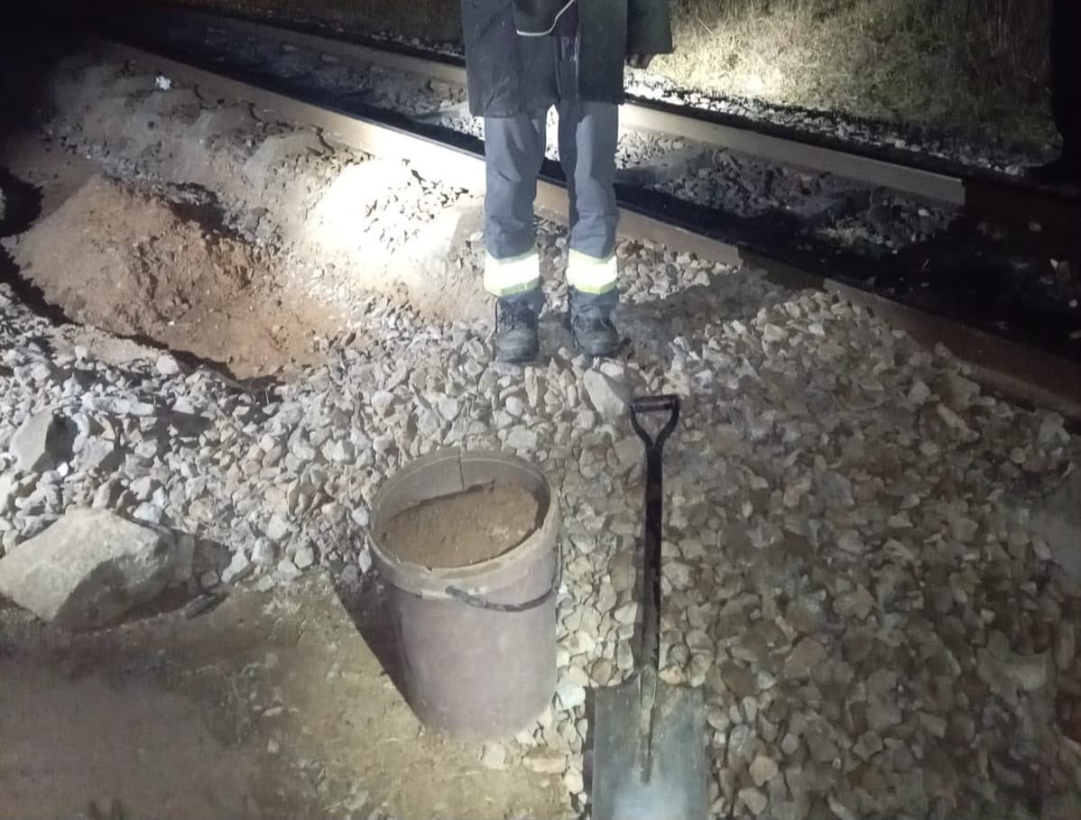 SAPoliceService's tweet photo. #sapsFS [OPERATION PROSPER CONTINUE TO MAKE INROADS AGAINST ILLICIT MINING IN FREE STATE PROVINCE]

Joint #OperationProsper between members of the #SAPS, South African National Defense Force, and Private Mining Security Companies disruptive actions continued in Lejweleputswa District, Free State Province.

The team conducted patrols in G-Hostel - The Kitchen in Thabong. The integrated forces found and demolished several self-made gold bearing material gravity separation tables. Four (4) males were arrested for the Contravention of Immigration Act. Case dockets were opened at Thabong Police Station.

Way-lay operation was conducted in St Helena 08 Old Shaft where three (3) foreign national males aged 30, 32 and 32 were found digging. Suspected gold bearing material weighing at 12.5 kilograms was seized. Gold processing equipment; garden spades (2), pick axe, self-made strainer, plastic bucket, and sieve were also confiscated by the team. Case dockets were opened at Welkom Police Station.

Twenty-seven (27) suspects; 20 males and 7 males, were arrested for Trespassing and Possession of housebreaking implements at Harmony Country Club. The team also recovered copper cable weighing at 17.10 kilograms. The copper cable was taken to Steyn 02 barracks. Cases of Trespassing and Contravention of Immigration Act were opened at Virginia Police Station.

Planned Operation Prosper actions continue. #IllegalMining #FightingCrime ST

https://t.co/xIHycwjdSx