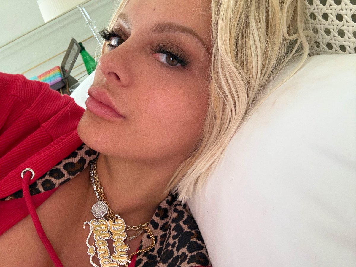 BebeRexha's tweet photo. Just woke up. What’s going on. How we feeling. https://t.co/hYb1Uiu8vf