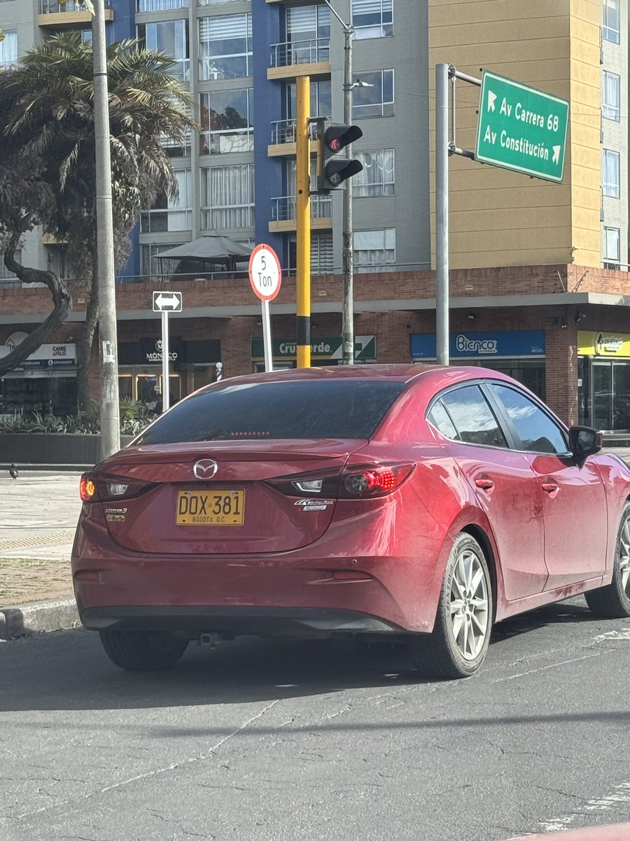 Notiparaco's tweet photo. Señores @TransitoBta @BogotaTransito @SectorMovilidad este personaje del mazda 3, placas DOX-381 andaba en contra vía en el sector de El Salitre. Y le importó cinco que le echáramos pito pues estuvo a punto de cometer dos accidentes con otros vehículos que si iban por su via cono se ve en las fotos.