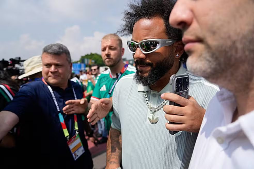 geglobo's tweet photo. Marcelo é resgatado pela polícia do México durante protestos na abertura da Copa, diz jornal

Ex-lateral ficou no meio de um conflito entre manifestantes e agentes de segurança nos arredores do Estádio Azteca, mas foi evacuado em segurança ➡️ https://t.co/ohQFRx0H0U