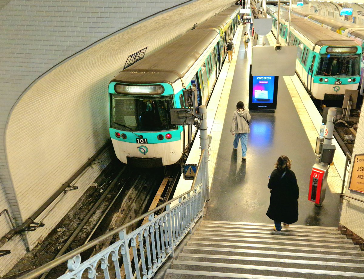 sgenmobilite's tweet photo. Une image toujours d'actualité sur la @Ligne8_RATP du métro parisien avec ces 2 rames MF77 en livrée RATP avec intérieur d'origine (sièges en skaï bleu) au terminus parisien de Balard ! #metroparisien #metrodeparis #parismetro #oldmetro #mf77 #mf77ratp #ligne8 #m8 #balard #ratp https://t.co/REvrgiq1R0
