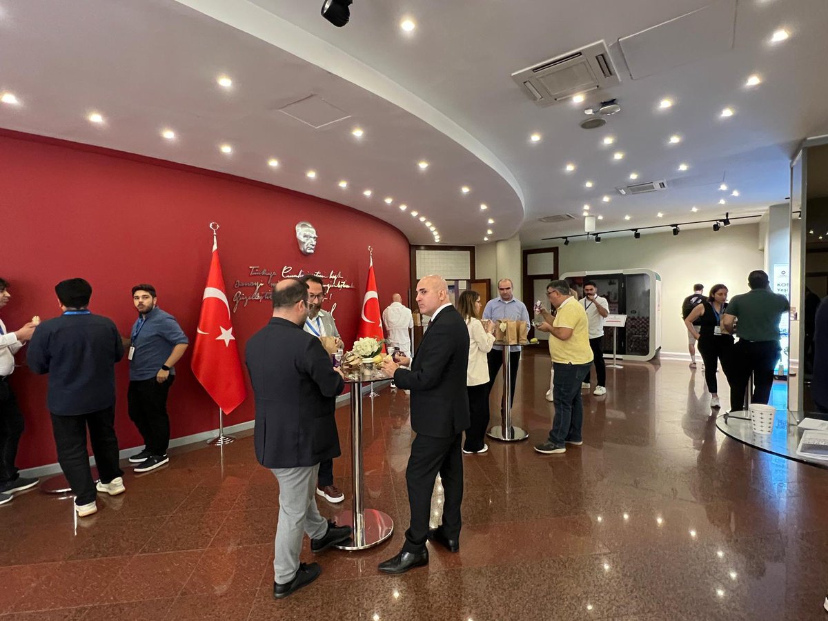istkaorgtr's tweet photo. Derin teknoloji girişimcileri ve yenilik aktörleri ile bir araya geldik!

📍 İstanbul Kalkınma Ajansı ev sahipliğinde, TÜBİTAK koordinasyonunda,  Ufuk Avrupa Türkiye Teknik Destek Projesi kapsamında düzenlenen EIC Accelerator Bilgi Günü ve Eğitim Etkinliği, yaklaşık 50 katılımcının katılımıyla gerçekleştirildi.

💡 Etkinlikte katılımcılar, Avrupa’nın en önemli derin teknoloji destek programlarından biri olan EIC Accelerator hakkında kapsamlı bilgi edinirken; başvuru süreçleri, değerlendirme kriterleri ve finansman fırsatlarına ilişkin güncel bilgiler aldı.

🤝 Katılımcılar ayrıca uzmanlarla birebir görüşmeler gerçekleştirerek projelerine yönelik sorularını doğrudan uzmanlara yöneltme  ve geri bildirim alma fırsatı buldu.

#İSTKA #TÜBİTAK #UfukAvrupa #EICAccelerator #DeepTech #DerinTeknoloji #Startup #Girişimcilik #Entrepreneurship
#Innovation #HorizonEurope