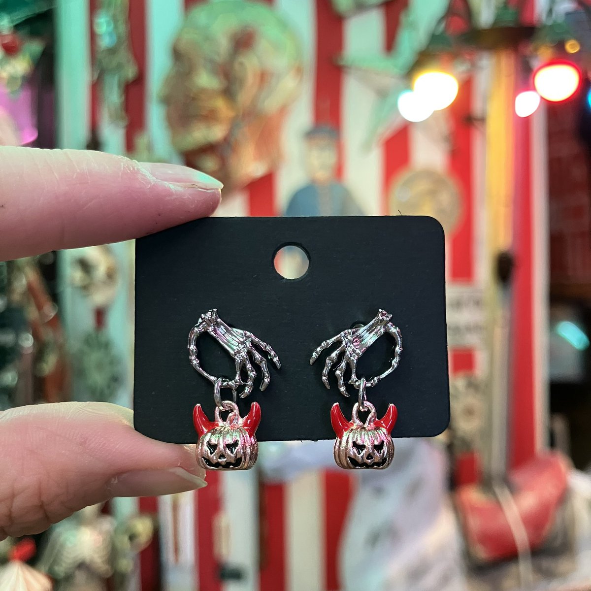 anatomic_circus's tweet photo. 🎪新入荷、再入荷のお知らせ🎪

〜NEW ITEM〜
🕸️ アダムス・ファミリーvintageTシャツ
🎃 Devil’s Harvest ピアス
💀 ゆらゆらガイコツピアス

👁️人気の目玉キーチャームも再入荷❗️

🦇ONLINE SHOP🦇
https://t.co/f6bAvfYRD1
(2500円以上ご購入で缶ミラー🎁) https://t.co/NatpHt41Wd