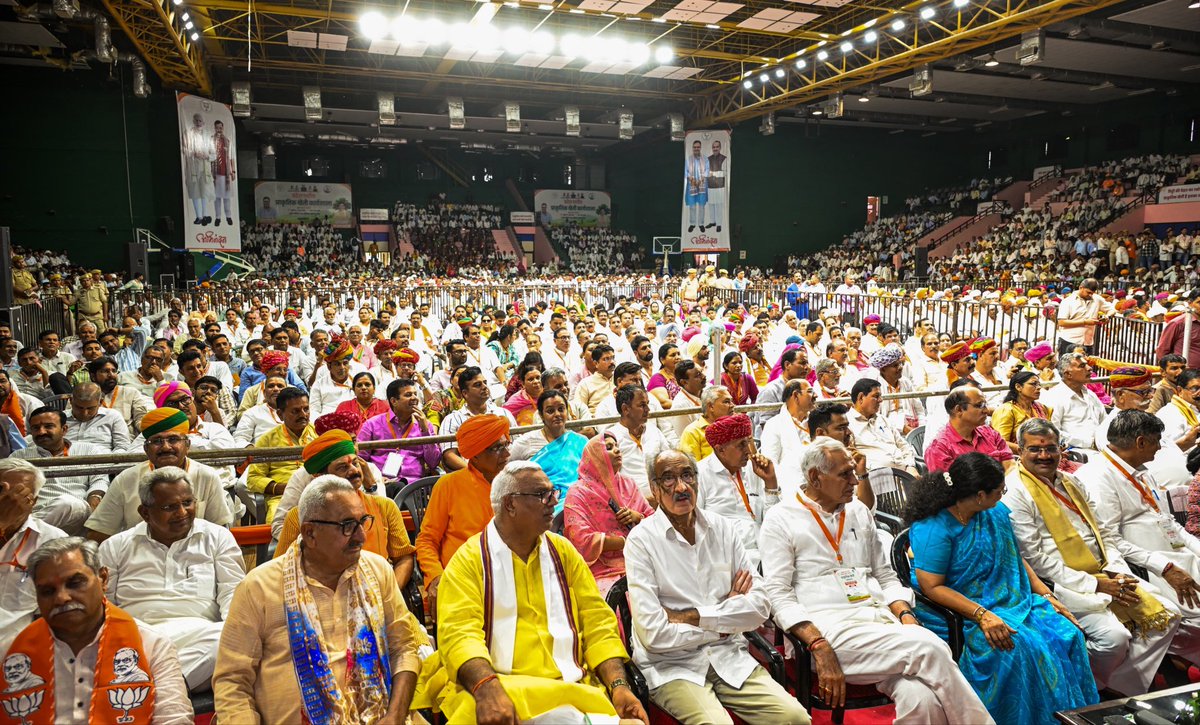 hariramranwa's tweet photo. आज जयपुर के SMS इंडोर स्टेडियम में भाजपा किसान मोर्चा की 'प्राकृतिक खेती कार्यशाला' में शामिल हुआ। मुख्यमंत्री श्री @BhajanlalBjp जी, राज्यपाल श्री @BagadeHaribhau जी व गुजरात राज्यपाल श्री @ADevvrat जी का ओजस्वी मार्गदर्शन मिला।

​रसायन-मुक्त एवं प्राकृतिक खेती से लागत कम होगी, भूमि की उर्वरता बचेगी और किसानों की आय बढ़ेगी। आत्मनिर्भर कृषि और स्वस्थ समाज की दिशा में यह एक बेहतरीन प्रयास है।

​कार्यक्रम में केंद्रीय मंत्री श्री @mpbhagirathbjp जी, प्रदेश अध्यक्ष श्री @madanrrathore जी, संगठन महामंत्री श्री @ajaeybjp जी, उप-मुख्यमंत्री श्री @DrPremBairwa जी व किसान मोर्चा अध्यक्ष श्री @KailashBaytu जी उपस्थित रहे।

इस कार्यशाला में प्रदेशभर से आए हज़ारों प्रगतिशील किसान भाइयों की गरिमामयी उपस्थिति ने इस संकल्प को और भी मजबूत किया है।