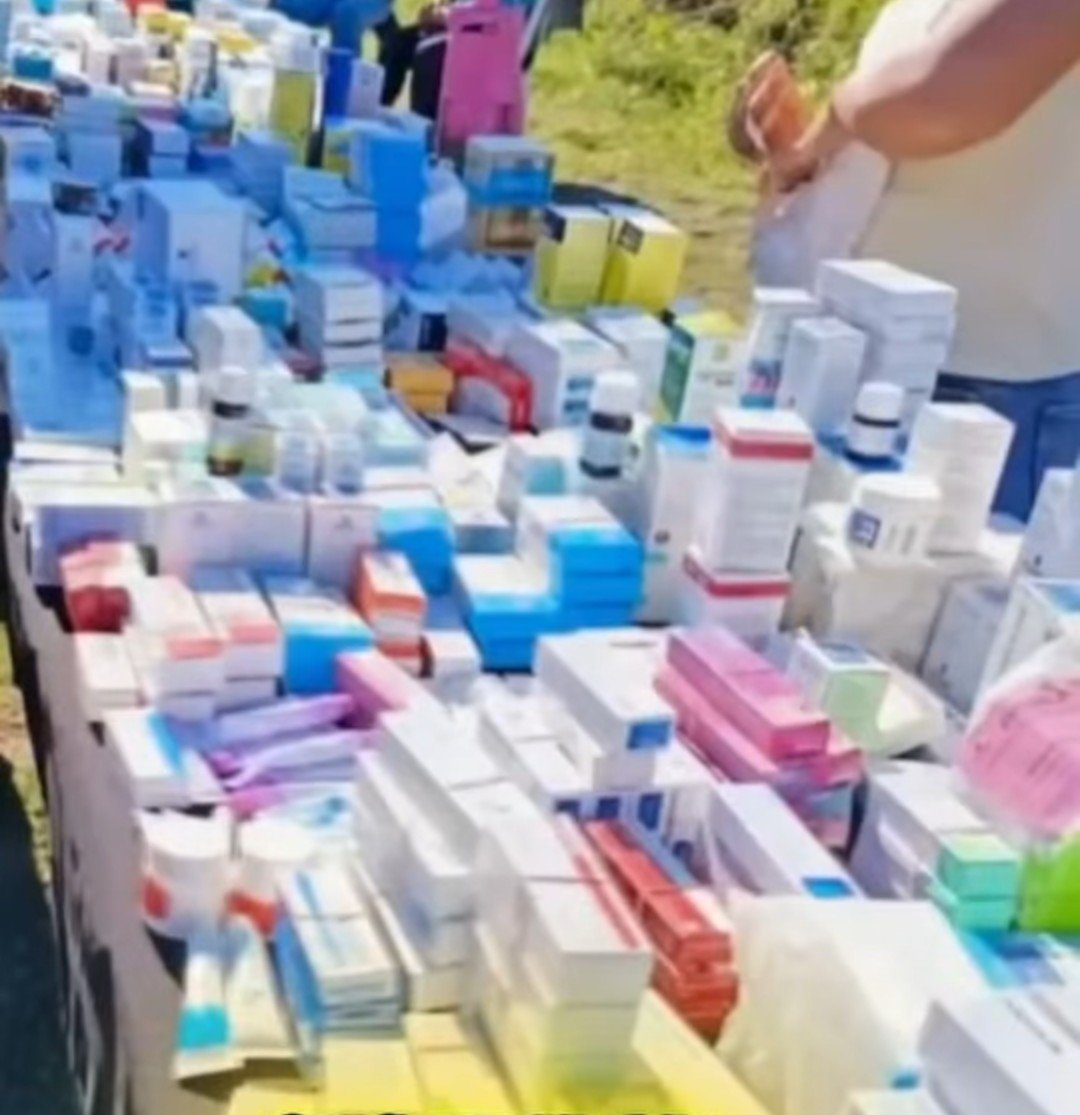 martinezmerce18's tweet photo. Nadie habla de la venta ilegal de medicamentos en ferias Municipales de #LaMatanza? 
-Te lo repito ? 
Vendían medicamentos en ferias Municipales de Fernando Espinoza ! https://t.co/eohU1ZKzSR
