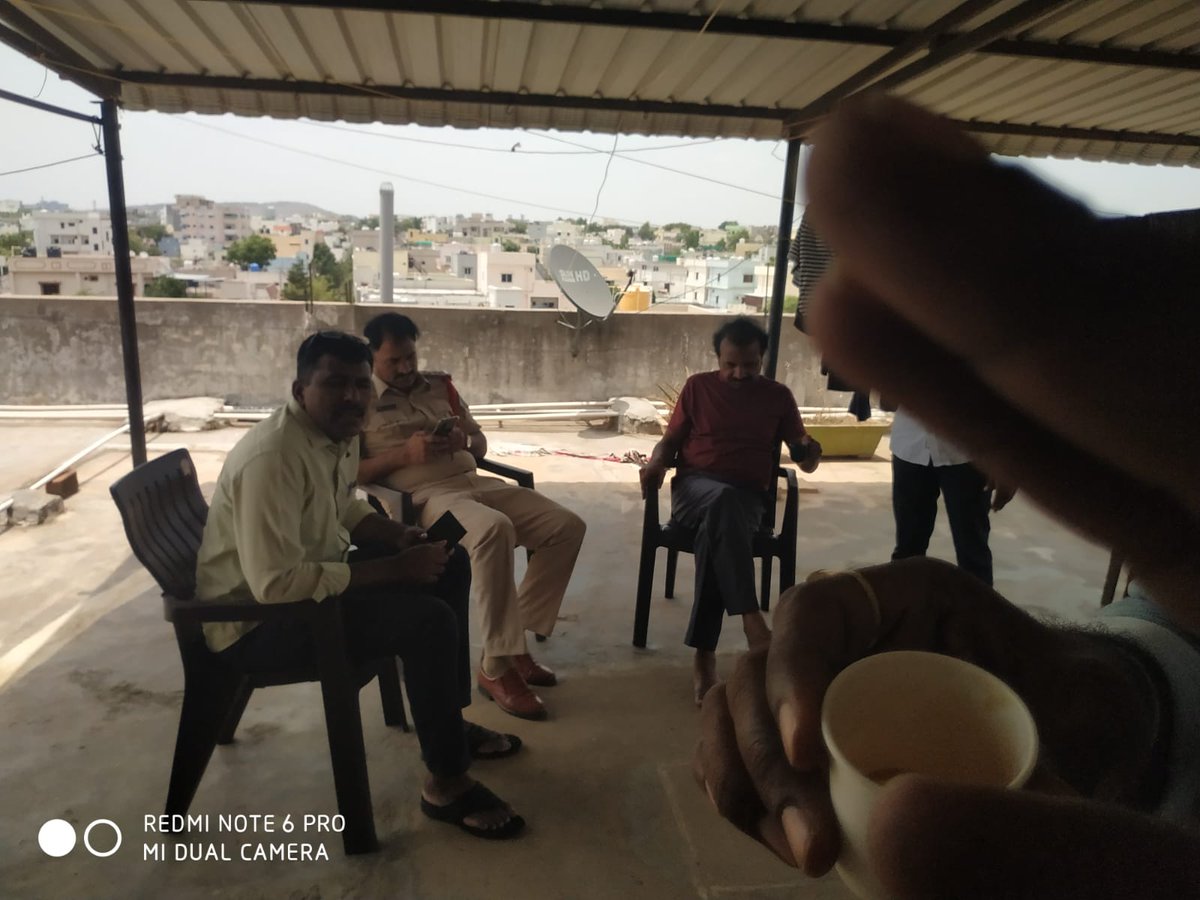 AnnepkRajiv's tweet photo. @VisharadanDr సార్ నీ ఎన్ని సార్ల,ఎన్ని తీర్ల అరెస్ట్ చేస్తావ్ @revanth_anumula ...?

పరిగి భూముల రక్షణకి బయలుదేరితే  అరెస్ట్ చేస్తున్నాడంటే ఎంత భయపడుతున్నాడు Cm సార్...!!
#BCSCSTJAC 
#dharmasamajparty #visharadhanarrest 
@TelanganaDGP 
@hydcitypolice https://t.co/pHVd0NHlNJ