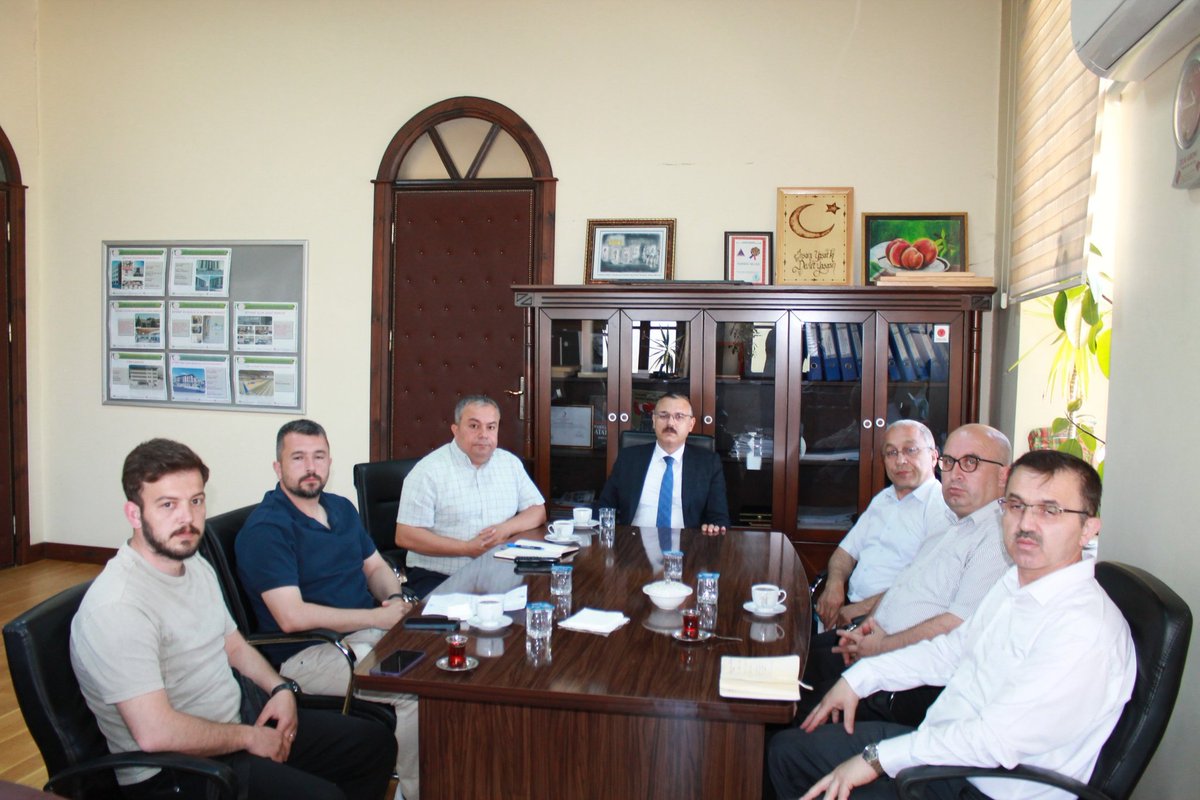 TCBoyabat's tweet photo. 🇹🇷 Kaymakamımız Sayın Enver Yılmaz ve
Kurum Amirlerinin katılımıyla;
"Yaz kursları"na yönelik değerlendirme ve planlama toplantısı gerçekleştirildi.

📌Toplantıda;

Öğrencilerimizin yaz dönemini verimli geçirmeleri, sosyal, kültürel ve sportif faaliyetlere aktif katılımlarının artırılması amacıyla yapılacak çalışmalar ele alındı.