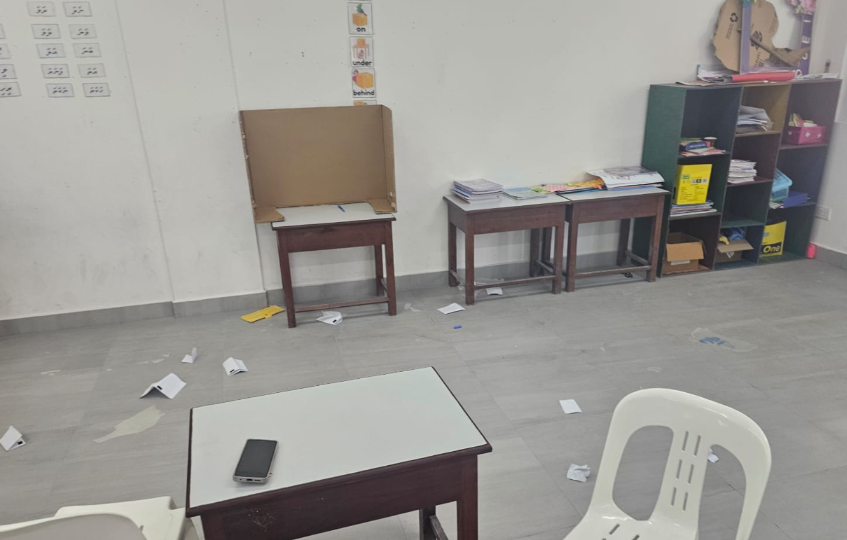 AdhadhuMV's tweet photo. އެމްޑީޕީގެ ޗެއާޕާސަން އިންތިހާބުގައި ވޯޓުލުމަށް ގދ. ފިޔޯރީގައި ބެހެއްޓި ވޯޓު ފޮށި ފަޅާލައިފި. https://t.co/MV5x9OkbSj