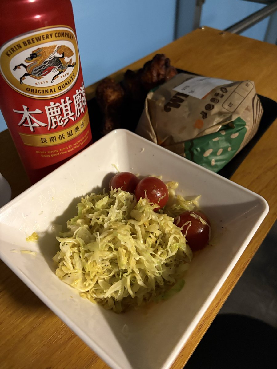 du_cracker's tweet photo. こ・ん・や・のまえだめし（歌謡曲風）
　ヴァーキーンヌ（誕生日クーポンがあった）あとアメリカンヌスモーキィチキン（奥）
　んで、千切りキャベツを油で炒めてカレーの粉をまぶしてトマト乗っけたやつ（手前）
　あと、麒麟の水
#まえだキッチン https://t.co/ZMdQkgQiR9