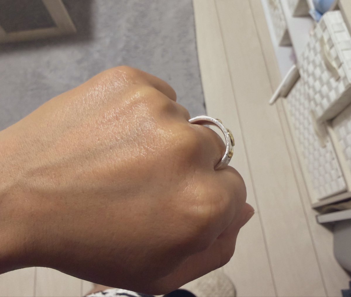 Rina8600tr's tweet photo. あーー！！可愛い指輪ネットで買ったらサイズがぁあーー😭😭
ゆるゆる…悲しい。
思ったより可愛かったのに…😭😭😭 https://t.co/xn98HxvvBr