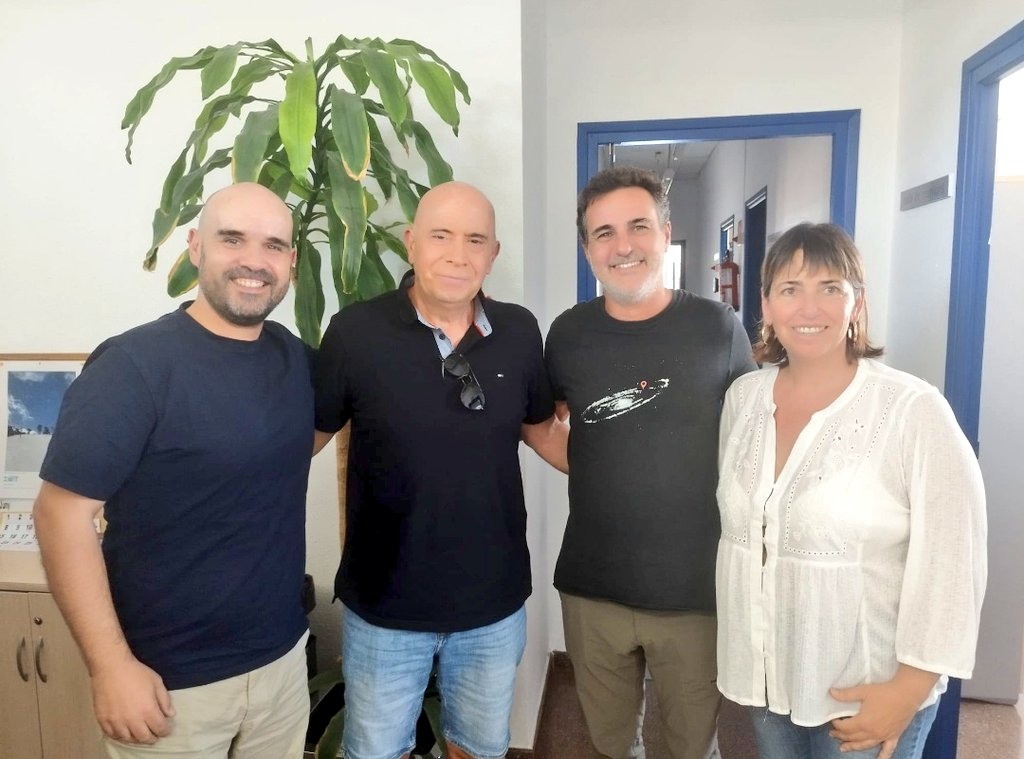 CfaVendrell's tweet photo. Professors i alumnes del @CfaVendrell han participat al programa de ràdio de @RTVEV "La Calaixera" amb en Pere Sallent @PereSallent. Escolteu-lo al podcast del dia 10 de juny si no el vau poder sentir en directe. https://t.co/8a4c4kNhbN