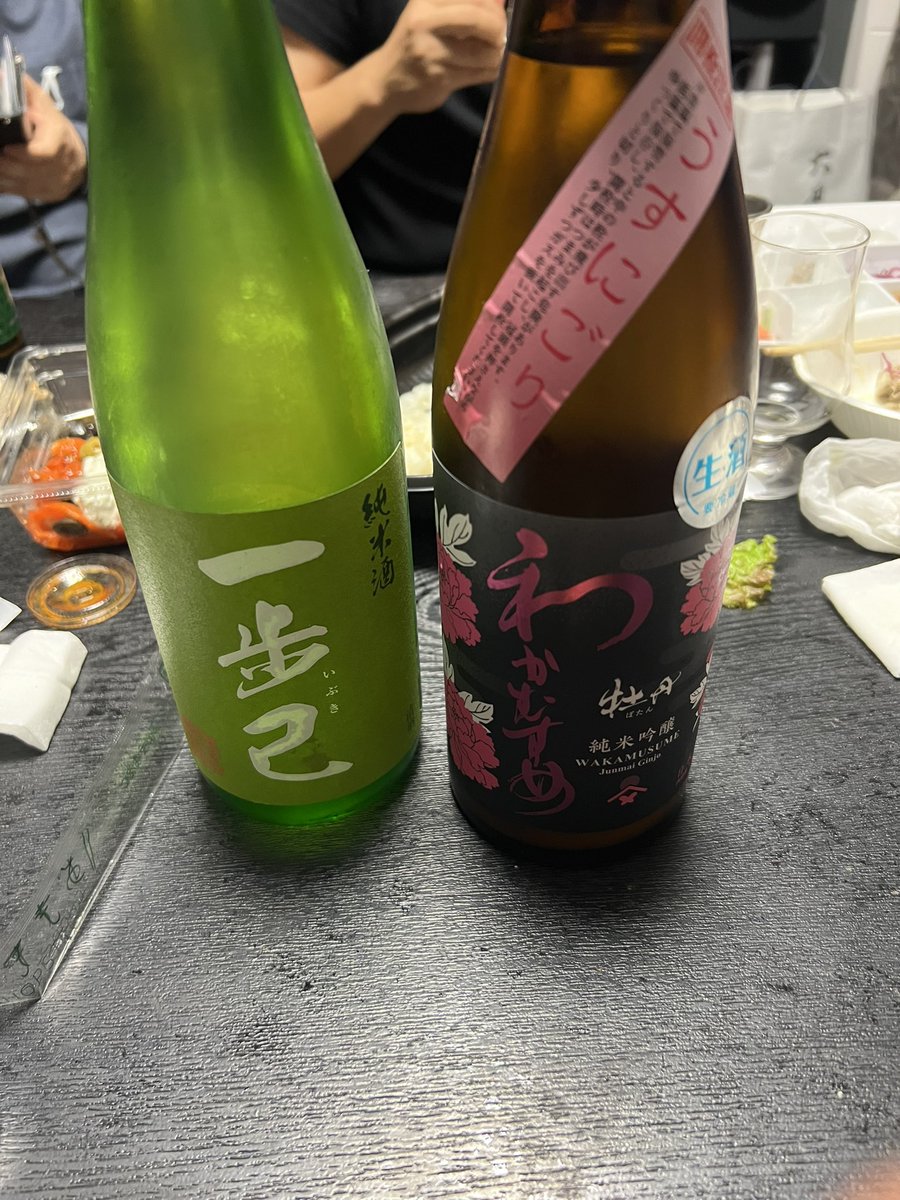 gotocurry's tweet photo. サカイさんが「ぼたん」と「いぶき」ってお酒を用意して衝撃的ドヤ顔してる。 https://t.co/MlT237rGqR