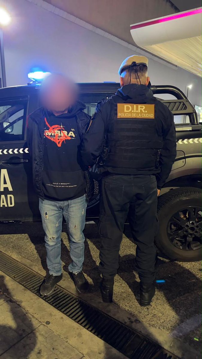 NPolicialesBA's tweet photo. Un senegalés con 25 antecedentes por distintos hechos delictivos y portador de una tobillera electrónica fue detenido por la Policía de la Ciudad, junto a un ciudadano paraguayo, cuando ambos intentaban comercializar mercadería presuntamente robada en el barrio de Constitución. https://t.co/85Pikb0RMN