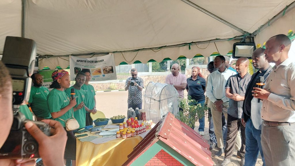 GwizaLtd2024's tweet photo. Proud to exhibit at the @Gasabo_District  Development Partners Exhibition!  We showcased Organic Fertilizer — vermicompost  , #mulches(Temeda) solutions driving sustainable agriculture in Rwanda. Thank you @AGRA_Africa ,@aeerwanda PSF Gasabo &amp; JADF Gasabo for this great platform! https://t.co/rgg9wc5itb