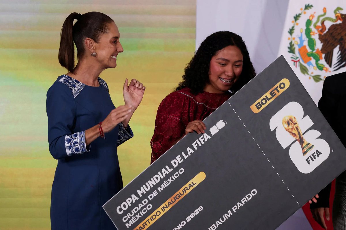 jguerragza's tweet photo. La Copa Mundial arranca con una ausencia notable: la presidenta de México
Su lugar en el partido inaugural lo ocupará Yolett Cervantes Cuaquehua, una joven de una comunidad indígena que ganó un concurso organizado por el gobierno del país. https://t.co/yeY6Akkvrt