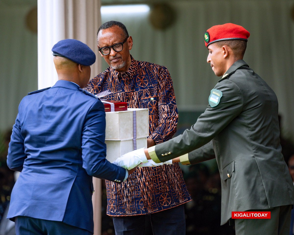 kigalitoday's tweet photo. Perezida Kagame ashyikiriza ibihembo ba Ofisiye Bakuru bitwaye neza mu masomo ajyanye no kuyobora Ingabo, mu muhango wabereye i Nyakinama mu Karere ka Musanze. https://t.co/KDC2fhe4ox
