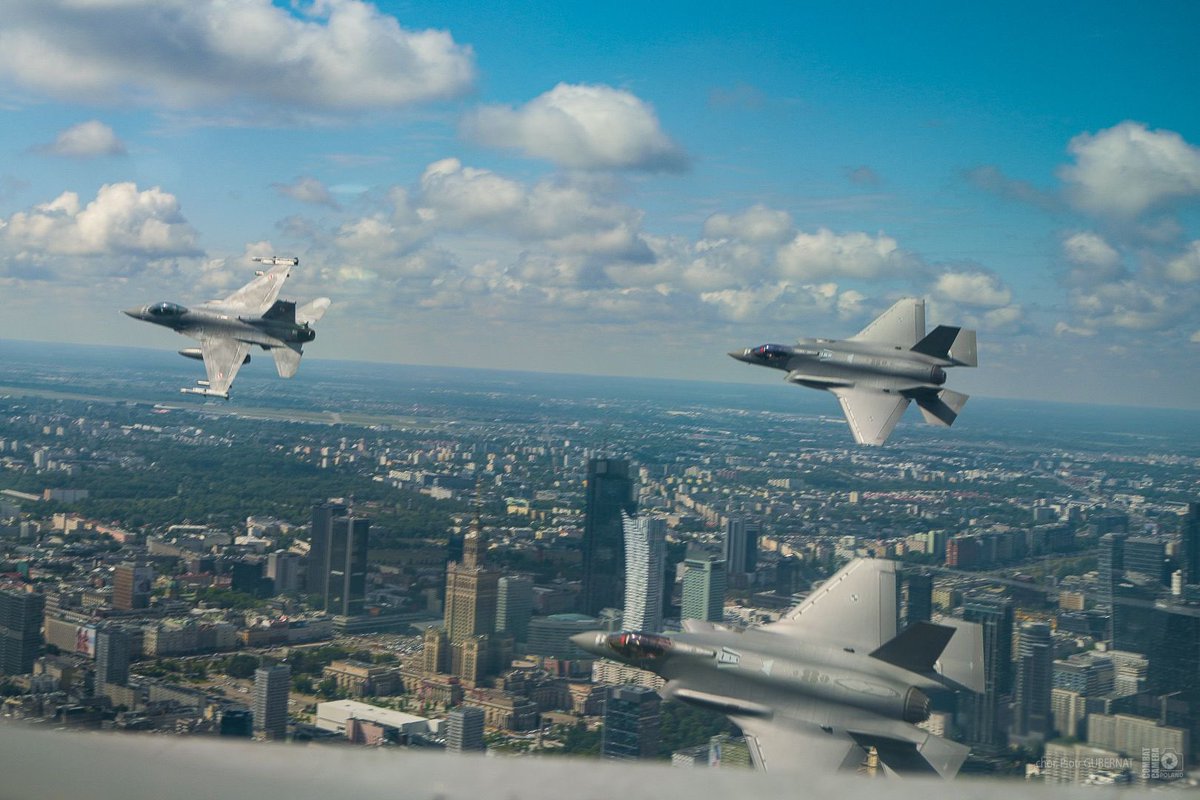 MON_GOV_PL's tweet photo. F-35 #Husarz i pierwszy taki lot polskich pilotów nad polskimi miastami w ramach ogólnokrajowego powitania nowego systemu w Siłach Powietrznych RP. Maszyny przeleciały nad Gdańskiem, Warszawą i Krakowem - symbolicznie łącząc miejsca ważne dla polskiej historii i współczesności. https://t.co/F6NFCSd7MQ