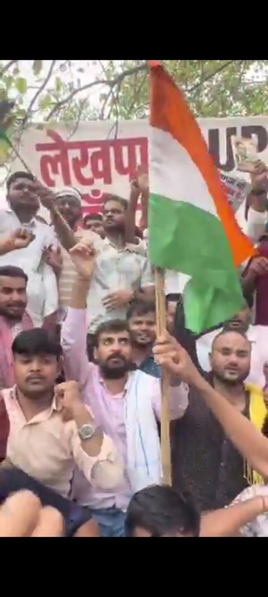 Beta7_1_4_3's tweet photo. पढ़ाना एक पेशा हो सकता है, लेकिन छात्रों के हक के लिए लाठियां और जेल झेलना सिर्फ एक जूनून ही कर सकता है! एग्जामपुर यानी संघर्ष का दूसरा नाम। 👑
@Exampurofficial
#Exampur #YouthPower #SSC #lekhpal_upsssc #Exam #upscmotivation #explorepage #fbpro https://t.co/6QjY6SRMiF