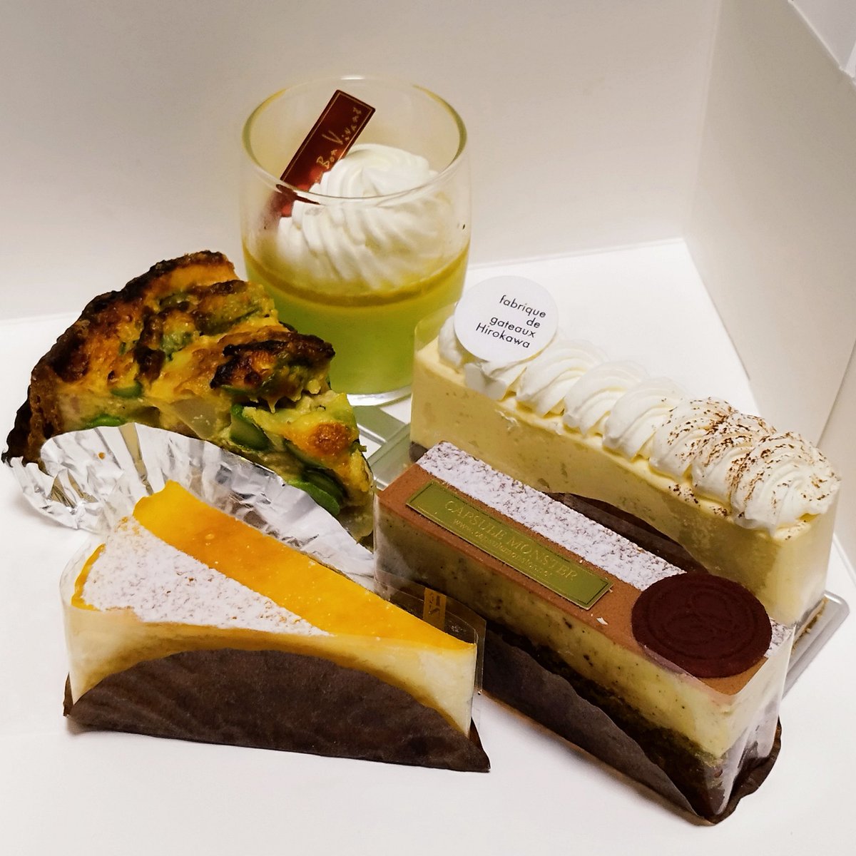 buffeguruguru's tweet photo. 札幌大丸「札幌の名パティシエ大集合」にて。ボンヴィバンのヴェリーヌアスペルジュ、ツルカフェのアスパラとじゃがいも(キッシュ)、カプセルモンスターのユズ(チーズケーキ)、モンストル(キャラメルムース)、廣川菓子製作所の妖怪きなこじじい(きなこムース)を買いました。 https://t.co/rw3jmgZZTi