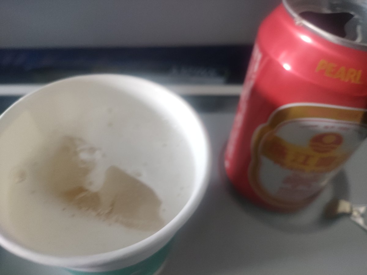 agguy144's tweet photo. 10日からタイに来てます。広州経由で中国南方航空利用も今回で3回目、FSCなのに毎回ナローボディでLCCみたいな機材。ビールもらったが冷えてなかったので氷をもらった。食事はビーフを選んだがハンバーグだった。美味しくも不味くもなかった https://t.co/wSwom4jdVf