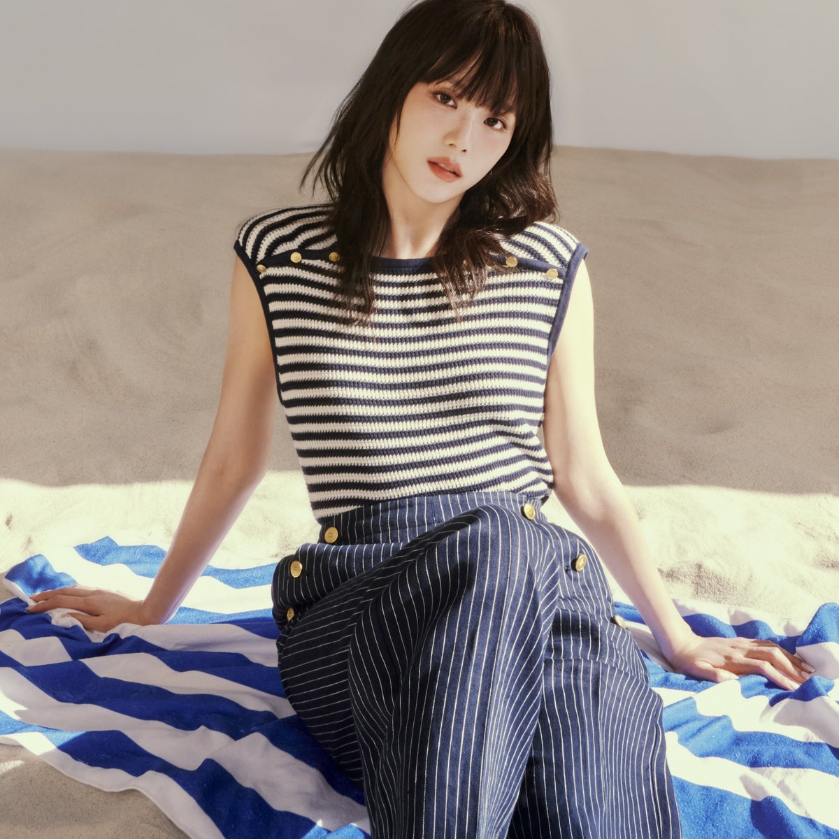 TommyHilfigerJP's tweet photo. 夏の空気に映える、#トミーヒルフィガー のクリーンなマリンスタイル。

#JISOO のように、眩しい季節を軽やかに着こなして。

サマーコレクションはこちら：
https://t.co/XJ0N9urXPE https://t.co/Qq0wJjqcli
