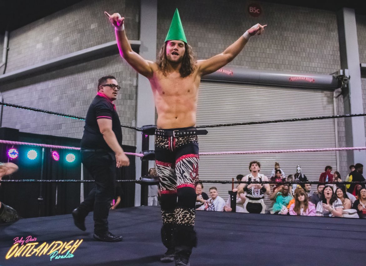 TheFamePierce's tweet photo. Momocon 2026 
#wrestler #momocon #graysonpierce #wwe #aew #chillin https://t.co/pfWIcPGwTj