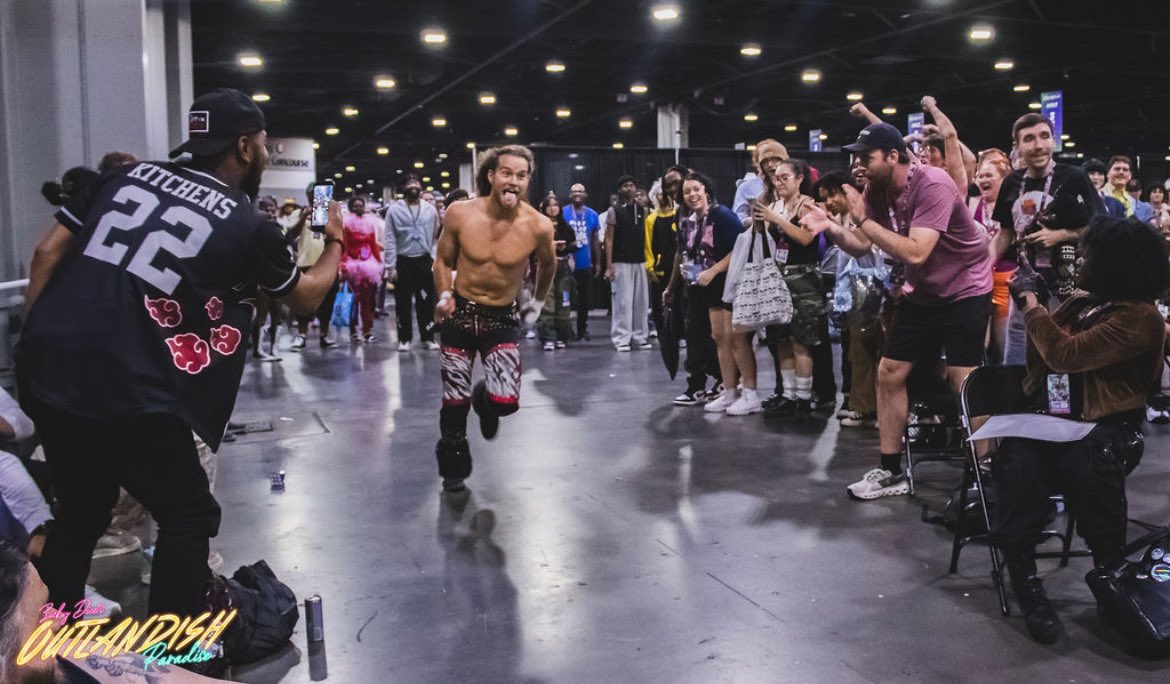 TheFamePierce's tweet photo. Momocon 2026 
#wrestler #momocon #graysonpierce #wwe #aew #chillin https://t.co/pfWIcPGwTj