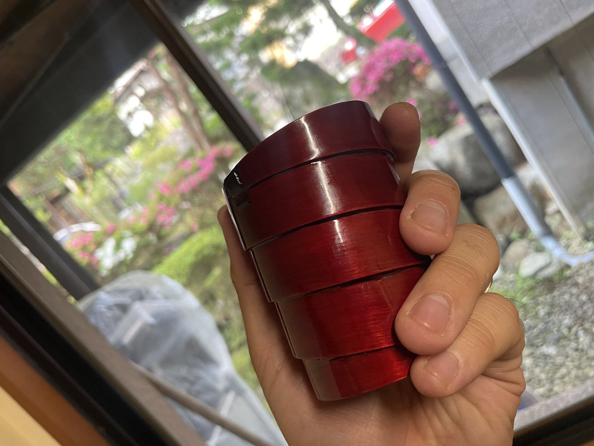 fukujuonline's tweet photo. 【春慶塗 限界への挑戦】
写真は一枚の板で作った盃で「曲げ」の最高峰の逸品。金額は2万
そんな金額ではなく
まだ見ぬ、皆を魅了する春慶塗を生み出したい
そんな想い溢れる物があっていいのではないか、春慶塗のプライドをかけた逸品を職人と作りたい
わくわくしませんか？
#飛���春慶
#漆器
#日本酒 https://t.co/FSRxR8OA5V