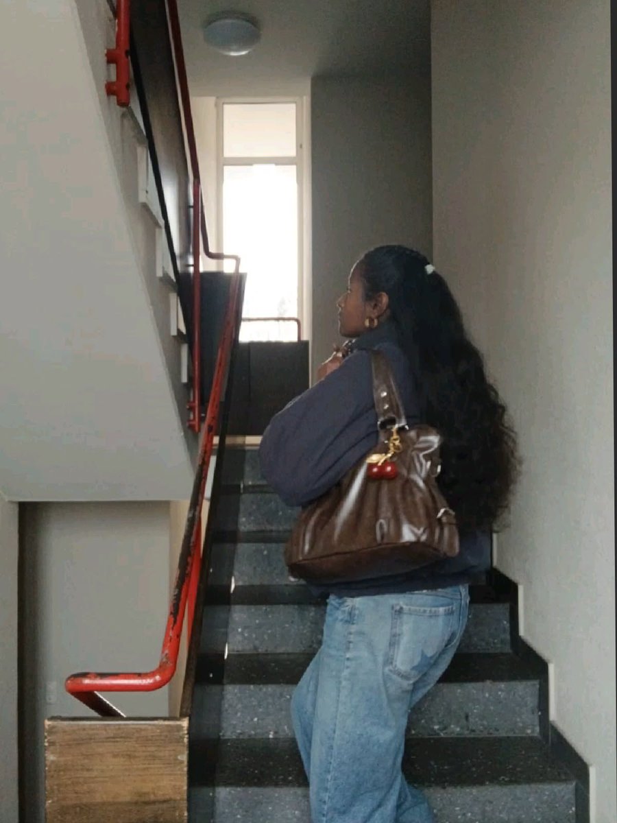 user94750181117's tweet photo. enfaite la façon dont tu porte un sac peut grv donner du peps à ta tenue #walkwithme pcq jviens de réaliser qu’habituellement jle porte à l’épaule &amp; là j’ai alterné je le tenais à la main (#annelisekwanga) puis j’en ai eu marre du coup je le porte sous le bras
#vivelesgrandssacs https://t.co/AGhZ8RHvzK