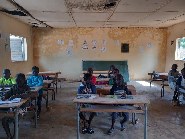yaxandiou's tweet photo. L’école primaire de mon village, située dans la commune de Refane, a été créée en 2002. Malgré les années, elle ne dispose que de quatre salles de classe alors qu’il faudrait au moins six salles pour accueillir les élèves dans de bonnes conditions. Aujourd’hui, deux classes sont souvent regroupées dans une même salle, ce qui complique l’apprentissage et le travail des enseignants. J’ai le souhait de contribuer à l’amélioration de cette école, mais je ne peux pas réaliser ce projet seule. C’est pourquoi je sollicite l’appui des autorités, des partenaires au développement, des associations et des personnes de bonne volonté afin de nous aider à construire de nouvelles salles de classe et offrir aux enfants un meilleur cadre d’apprentissage.