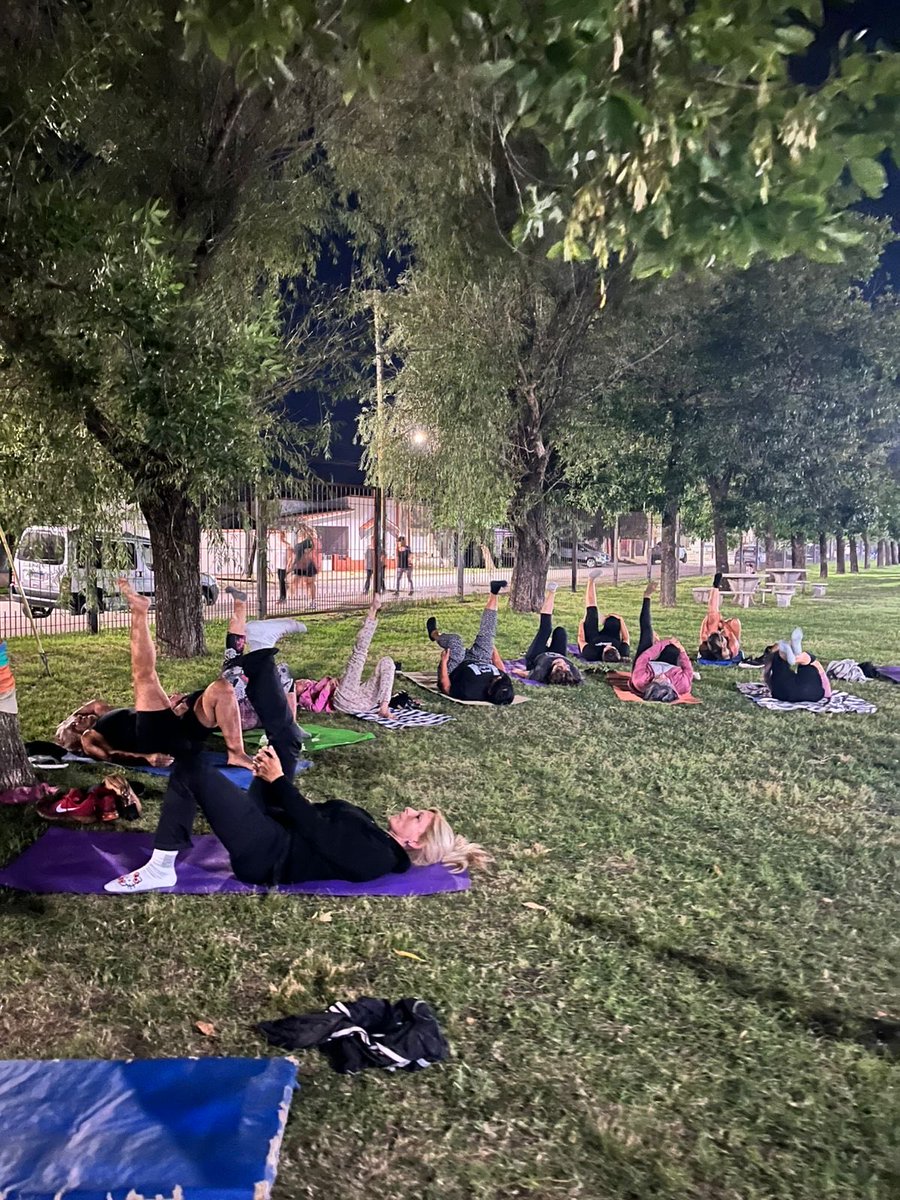 MuniChivilcoy's tweet photo. 🧘‍♀️ Escuelas Deportivas Municipales abiertas a la comunidad 

Dentro de las propuestas que ofrecen las Escuelas Deportivas Municipales, la comunidad puede participar del taller de Yoga, a cargo de la profesora Virginia Vigliero.

📅 Horarios de invierno:
✅ Lunes 14:00 hs y miércoles 14:30 hs en el Polideportivo Municipal.
✅ Lunes y jueves 8:00 hs. Durante el período invernal estas clases se desarrollan en el SUM Esperanza, para luego regresar al Polideportivo.

Virginia explicó que el taller funciona durante todo el año y que los horarios se adaptan según la estación. En primavera y verano, el grupo de la tarde se traslada a un horario más cercano al atardecer.

✨ No es necesario tener experiencia previa ni haber practicado yoga antes. Las clases son gratuitas, abiertas a toda la comunidad y podés sumarte en cualquier momento.

Una excelente oportunidad para mejorar la flexibilidad, la postura, la respiración y encontrar un espacio de bienestar físico y mental.

¡Te esperamos!

 #EscuelasDeportivasMunicipales #Yoga #Chivilcoy #ActividadFísica #VidaSaludable

@BritosGuillermo