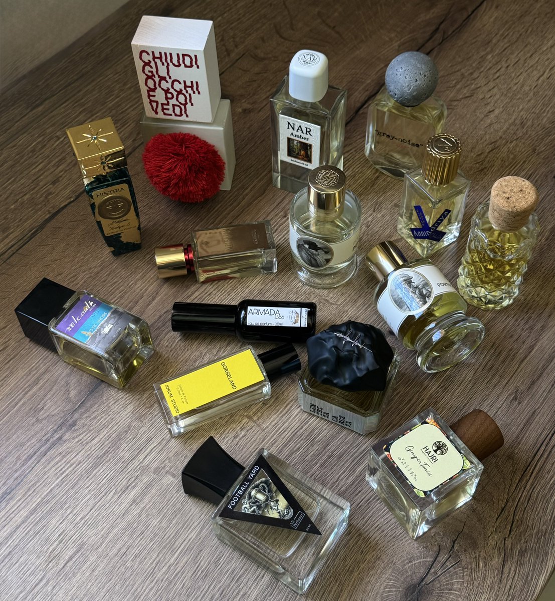 22Demarai's tweet photo. العطور الصيفيه غالبا ممله، والسبب انها تدور حول الحمضيات او الروائح البحريه بدون اي فكره او ابتكار

لكن هذا ثريد عن عطور صيفيه، اشوفها مبتكره وغير ممله 
اذا كتبت اسم العطر العطر بحسابي غالبا بتلقى مراجعه له دونتها مسبقا https://t.co/w0caYHej0t