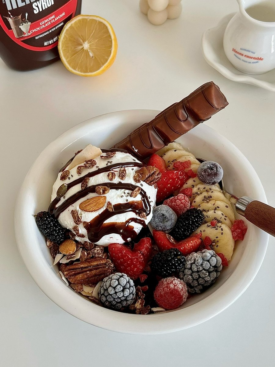 gvbyui's tweet photo. Found the perfect late-night snack: warm homemade oatmeal with fresh berries and a dash of cinnamon—cozy vibes only! https://t.co/9FiRRmJkMz