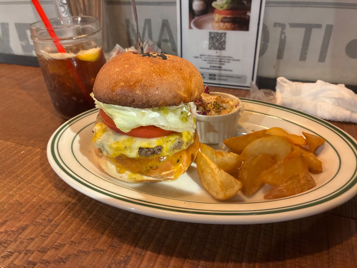 Sichimi323's tweet photo. #東京 #ハンバーガー
念願のMUNCH'S BURGER SHACKに到着！
トランプセットを食す
たっぷりレタスとトマト、刻んだオニオンとピクルス、��っちゃ美味しいっス！
コレが100名店のハンバーガーの味というやつか… https://t.co/M2pAVt5NVF