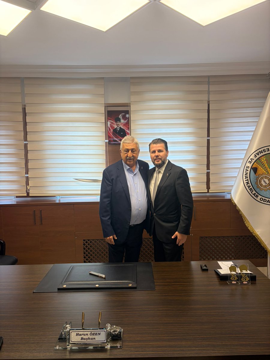 B_Palandoken's tweet photo. Edirne ziyaretimiz kapsamında, kısa süre önce Edirne Esnaf ve Sanatkârlar Odaları Birliği Başkanlığı görevine seçilen Harun Özen’e, ve yönetim kurulu üyelerine hayırlı olsun ziyaretinde bulundum. Ziyaretimiz kapsamında Edirne Bakkallar Odası Başkanı Okan Mano, Başkan Vekili Bülent Ay ve Edirne İnşaat Sanatkârları Esnaf Odası Başkanı Tezcan Liznak ile de bir araya geldik.

Esnaf ve sanatkârlarımızın karşılaştığı sorunlar, beklentileri ve çözüm önerileri üzerine verimli bir istişare gerçekleştirdik. Edirne esnafının gelişimi ve teşkilatımızın güçlenmesi adına yürütülecek çalışmalara ilişkin görüş alışverişinde bulunduğumuz başkanlarımıza nazik ev sahiplikleri ve misafirperverlikleri için teşekkür ediyor, yeni görevinde Sayın Harun Özen’e başarılar diliyorum.