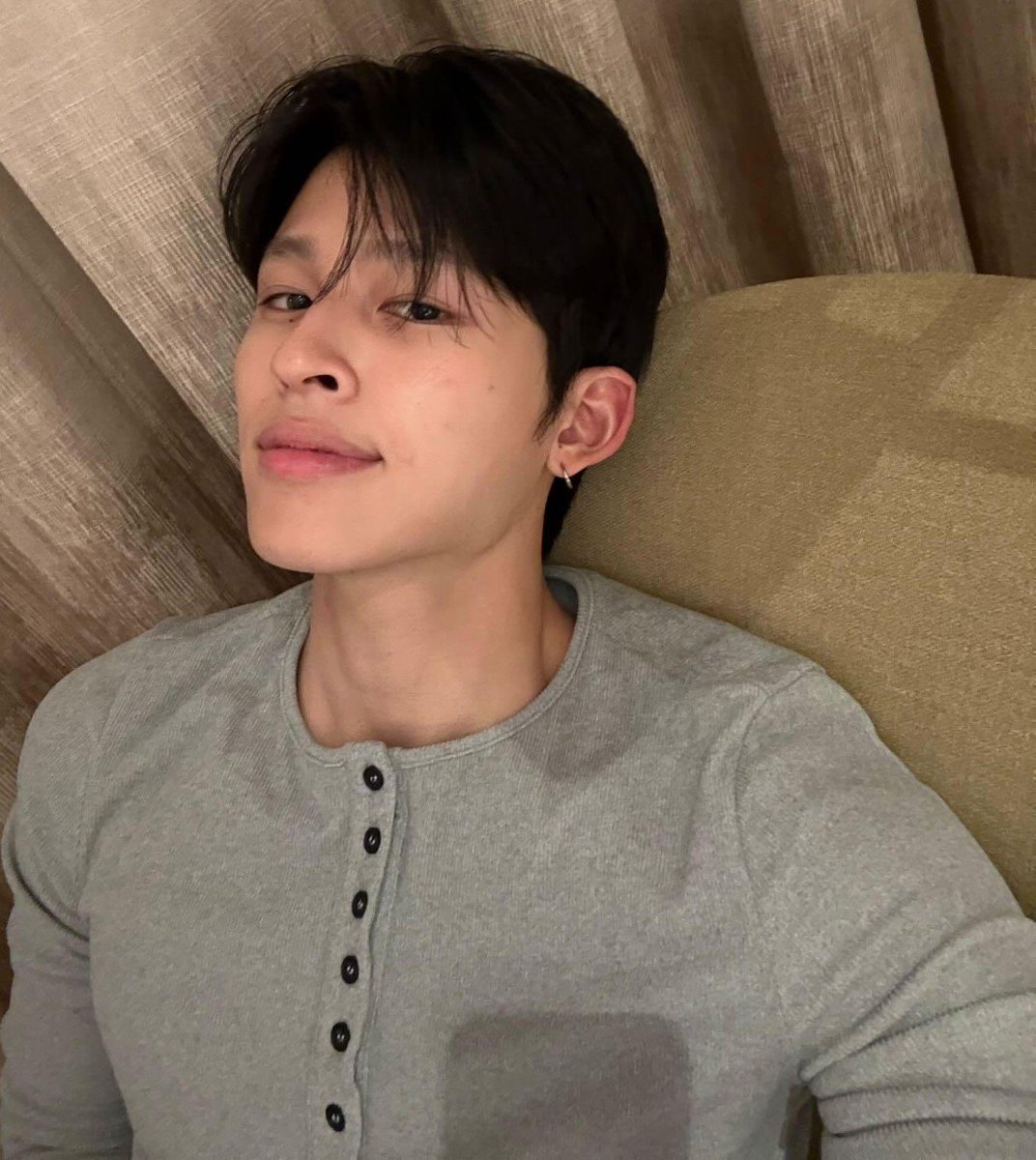 av1tangsa's tweet photo. i mean it when i say he graduated with a masters in boyfriendology and a doctorate in boyfriendological studies of being the most boyfriendiest of boyfriend material at the university of boyfriendism like in any pose any angle he just never misses a chance to look boyfriendest https://t.co/0m0Sm2qOdy