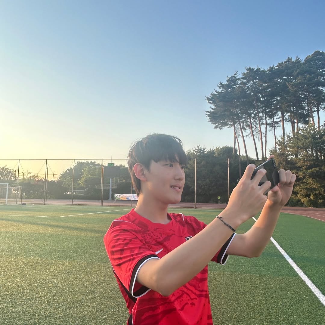 rju_archive's tweet photo. 260612 임종언 인스타 게시물

대한민국을 대표하는 선수분들,다치지 말고 끝까지 퐈이팅!!🤘💪
모두가 하나되어 힘차게 응원하겠습니다🍀

#쇼트트랙 #임종언 https://t.co/djWG7MrKHm